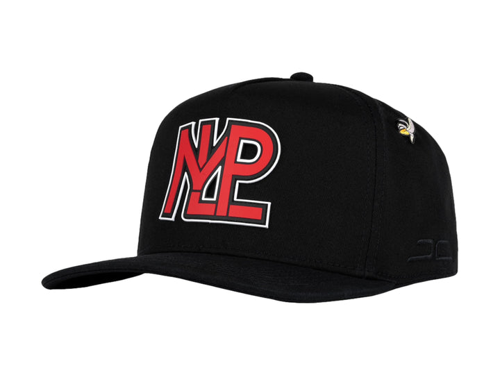 Gorra snapback color negro con logo MLP en rojo y blanco en el frente.