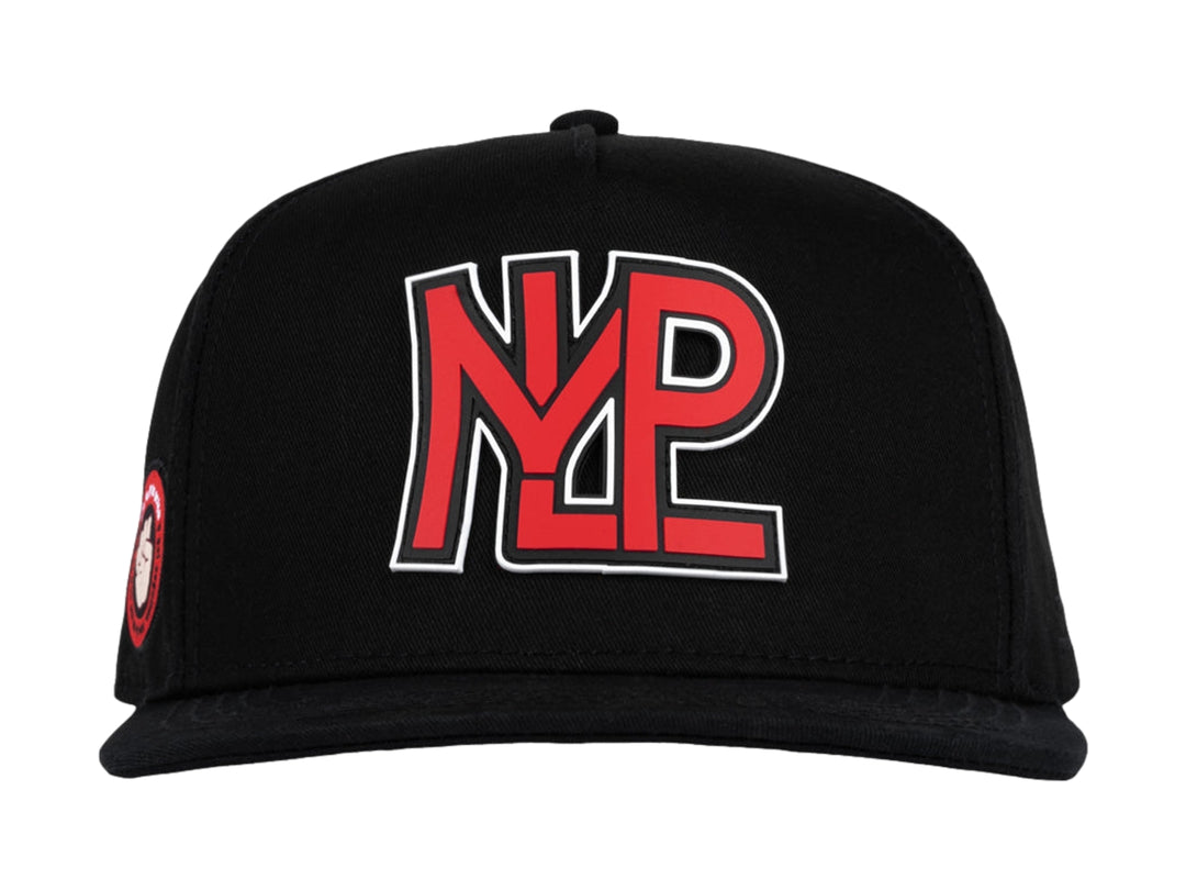 Gorra snapback color negro con logo MLP en rojo y blanco en el frente.