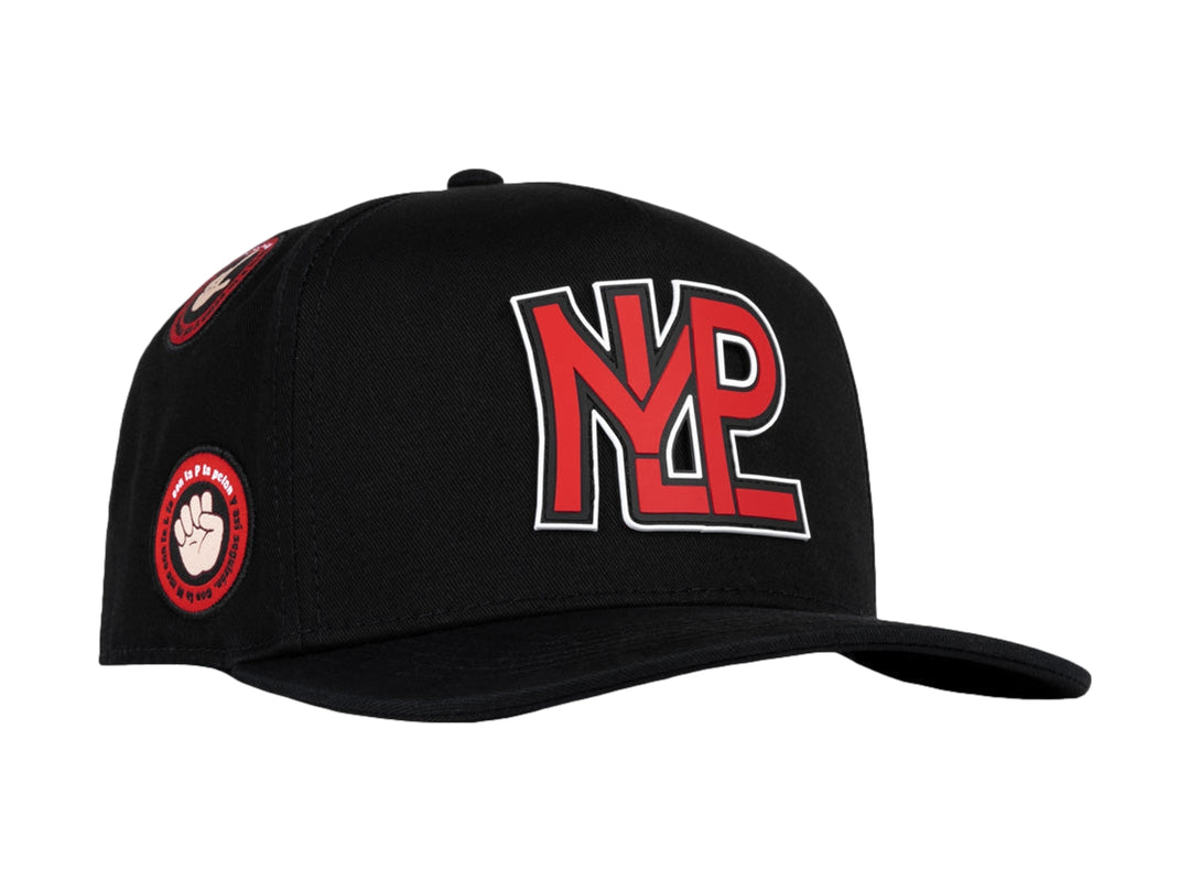 Gorra snapback color negro con logo MLP en rojo y blanco en el frente.