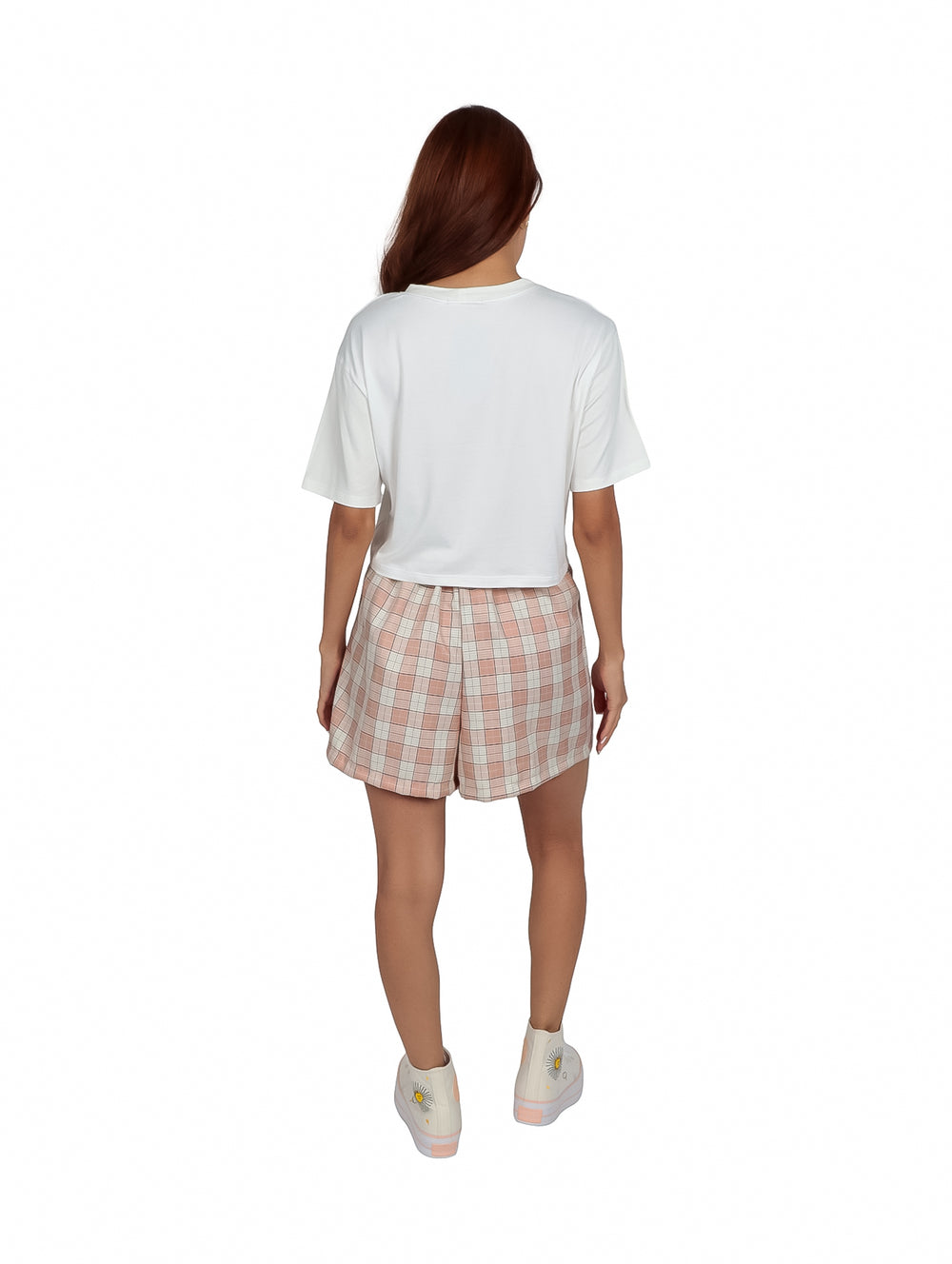 Conjunto de ropa para niña con camiseta blanca, corbata gris y falda a cuadros rosa y blanco.