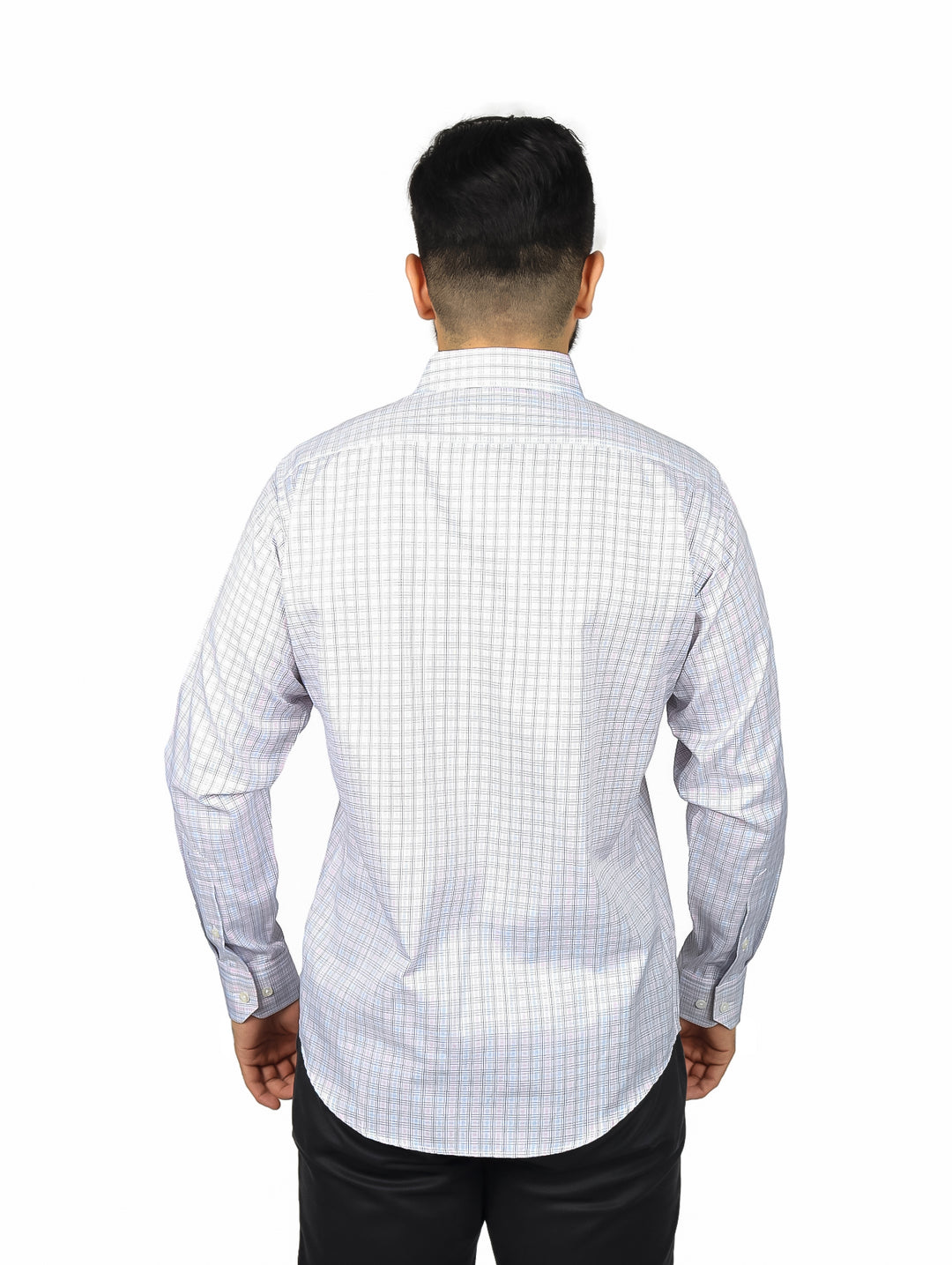 Hombre vistiendo una camisa de manga larga color rosa claro con patrón de cuadros pequeños y corte slim fit.
