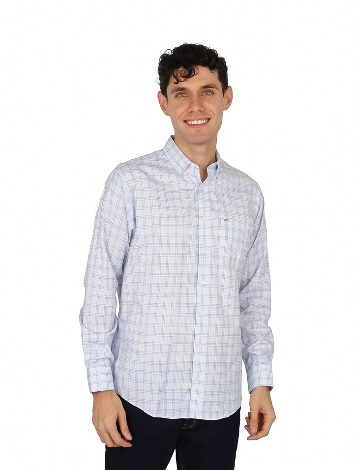 Hombre vistiendo una camisa de manga larga a cuadros en color azul claro y blanco.