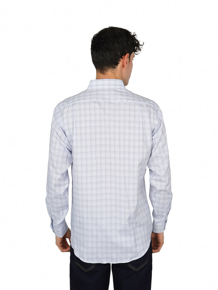 Hombre vistiendo una camisa de manga larga a cuadros en color azul claro y blanco.