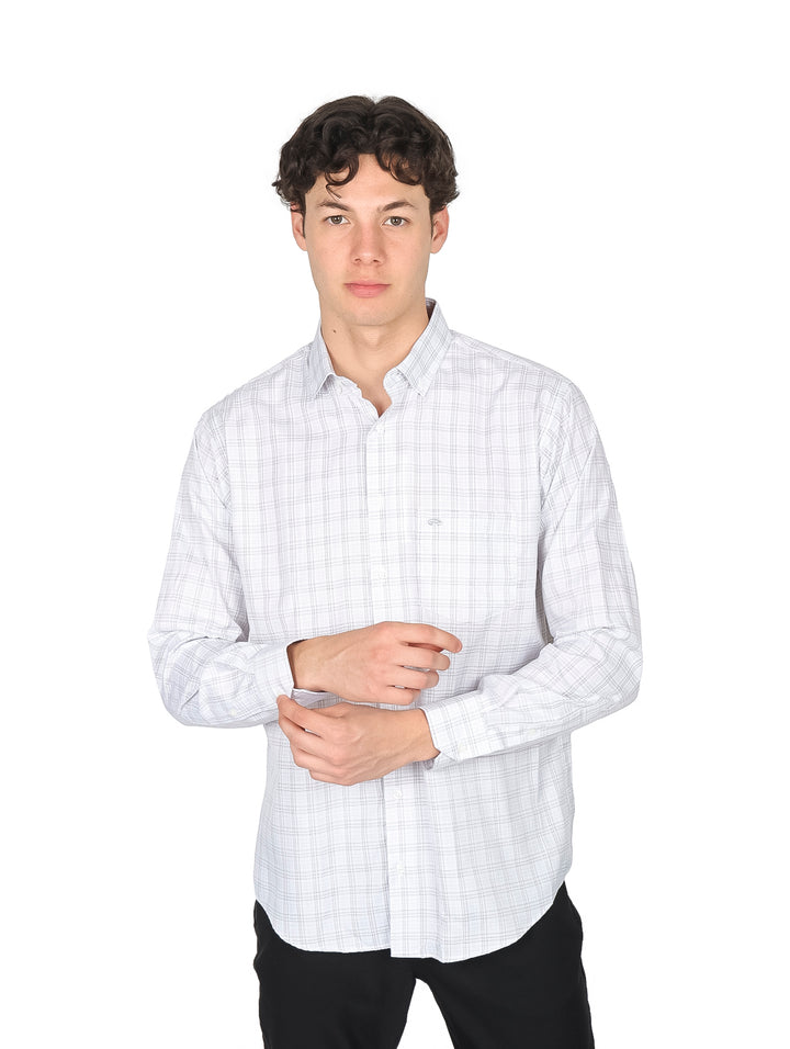 Camisa de manga larga blanca con patrón de cuadros negros.