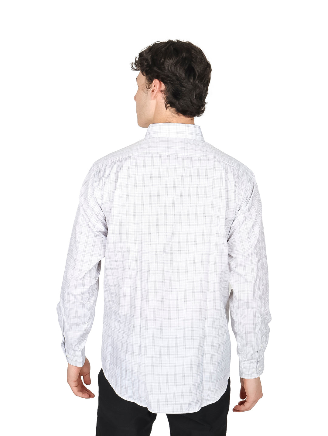 Camisa de manga larga blanca con patrón de cuadros negros.