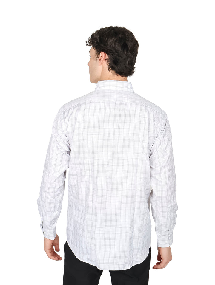Camisa de manga larga blanca con patrón de cuadros negros.