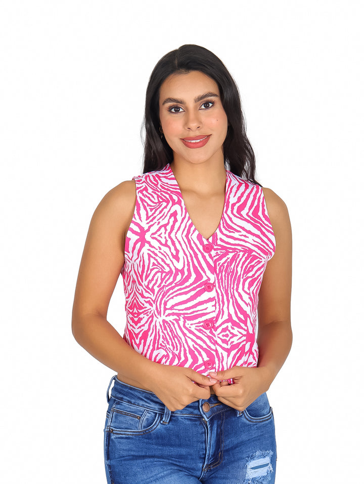 Mujer joven vistiendo blusa sin mangas con estampado animal en color fucsia y blanco.