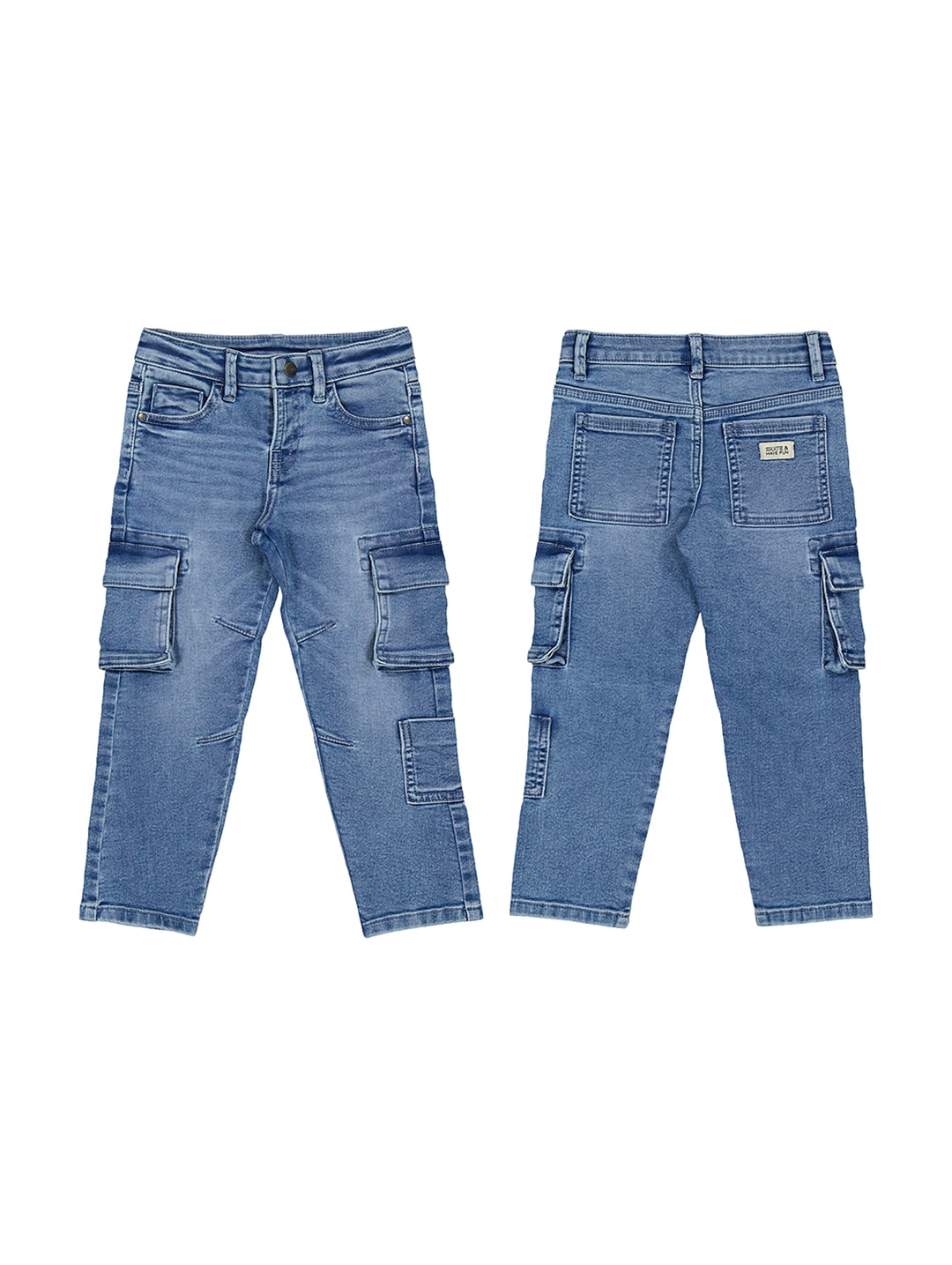 Pantalón cargo de mezclilla color azul medio con bolsillos laterales, vista frontal y posterior.
