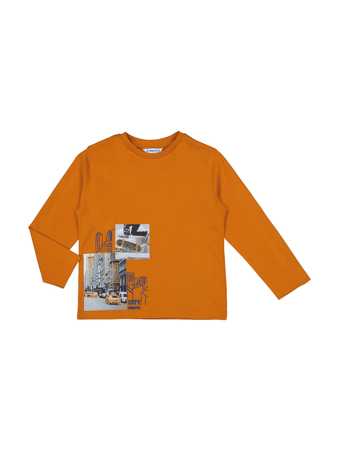 Camiseta manga larga color naranja con estampado urbano en la parte frontal.
