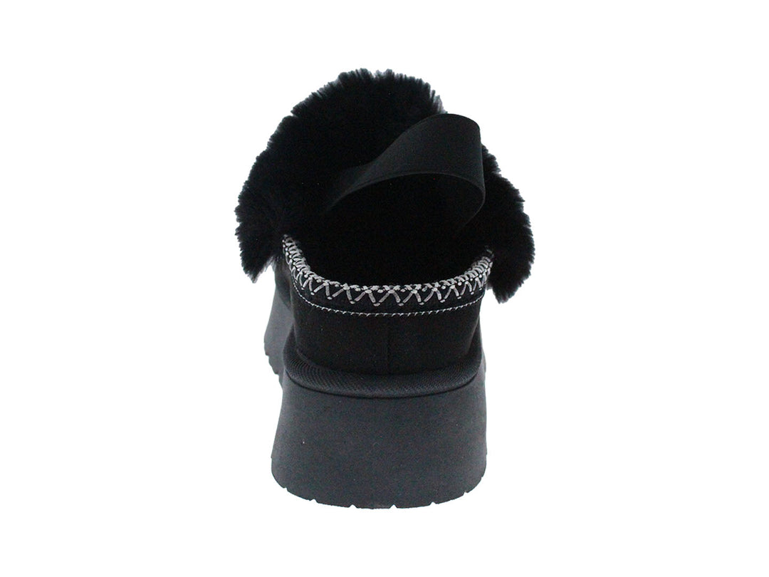 Sandalia negra de plataforma con detalle de peluche en la parte superior y suela gruesa.