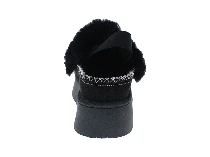 Sandalia negra de plataforma con detalle de peluche en la parte superior y suela gruesa.