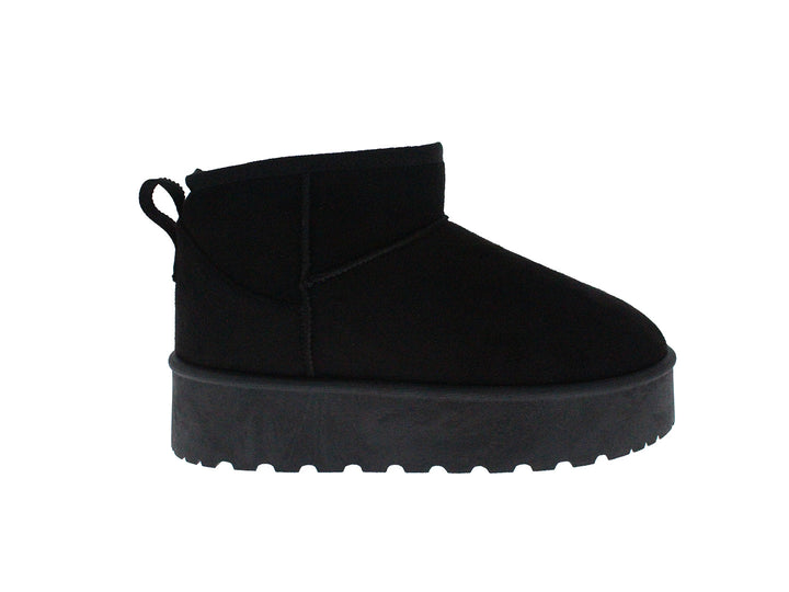Bota corta de color negro con suela gruesa y dentada sobre fondo blanco.