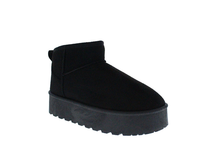 Bota corta de color negro con suela gruesa y dentada sobre fondo blanco.
