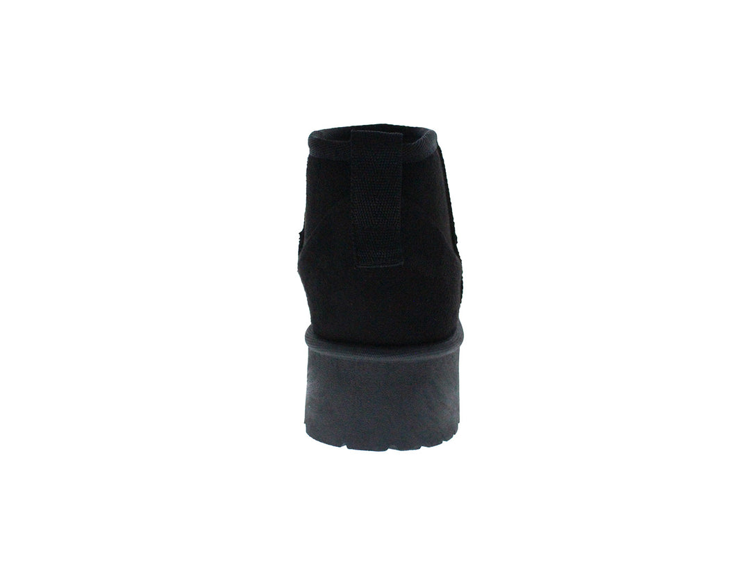 Bota corta de color negro con suela gruesa y dentada sobre fondo blanco.