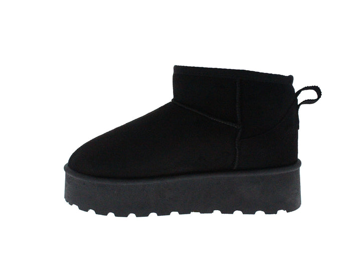 Bota corta de color negro con suela gruesa y dentada sobre fondo blanco.