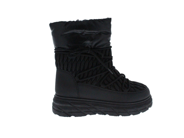 Bota negra de caña media con diseño acolchado y suela gruesa.
