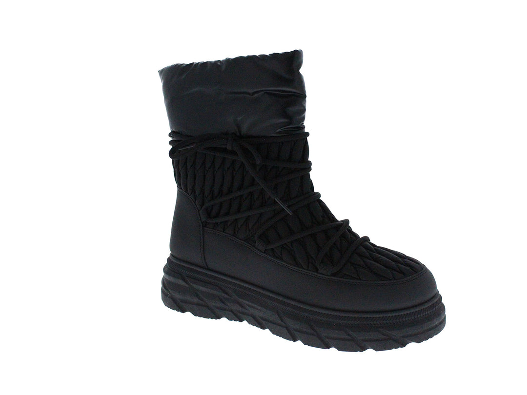Bota negra de caña media con diseño acolchado y suela gruesa.