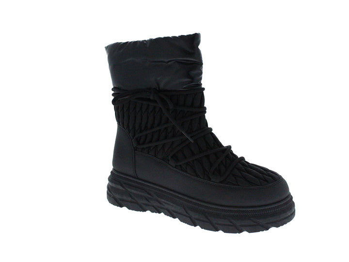 Bota negra de caña media con diseño acolchado y suela gruesa.