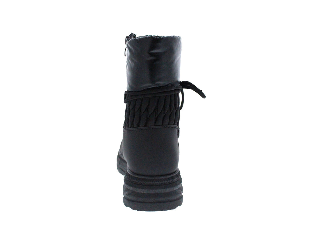 Bota negra de caña media con diseño acolchado y suela gruesa.