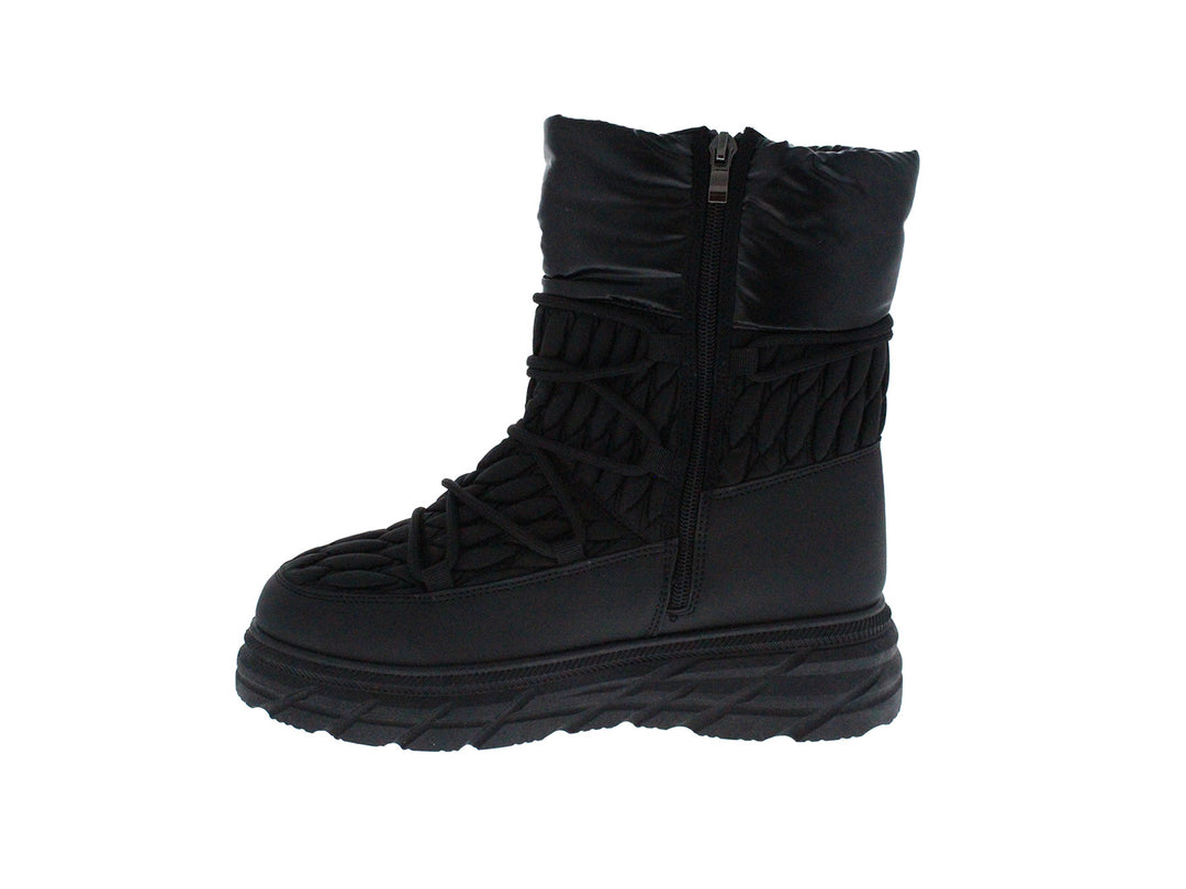 Bota negra de caña media con diseño acolchado y suela gruesa.