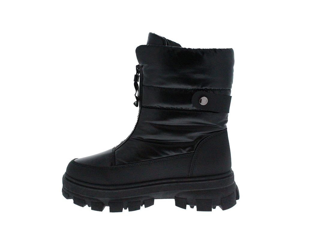 Bota negra acolchada de caña alta con suela track gruesa y correa con botón.