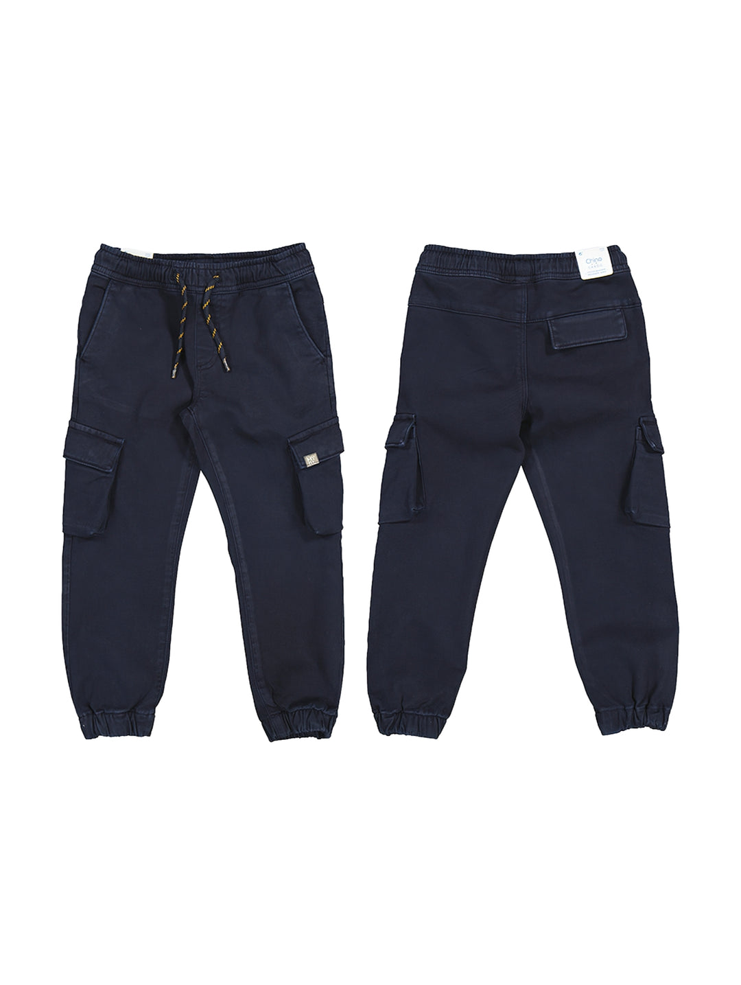 Vista frontal y posterior de un pantalón cargo color marino para niño con bolsillos laterales y cintura elástica.