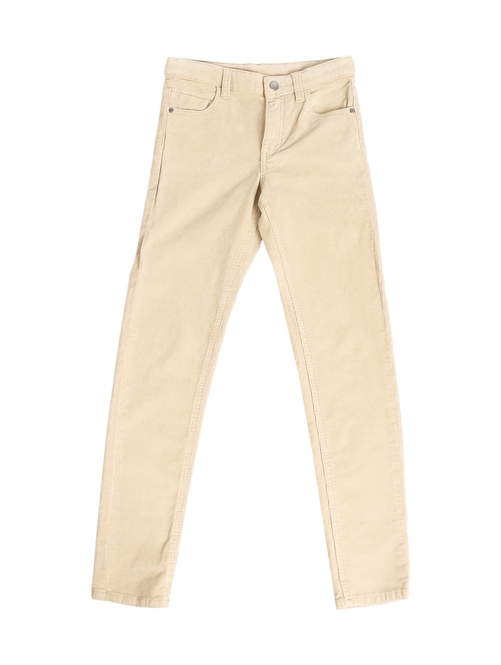 Pantalón de pana color nuez para niño con corte slim fit.