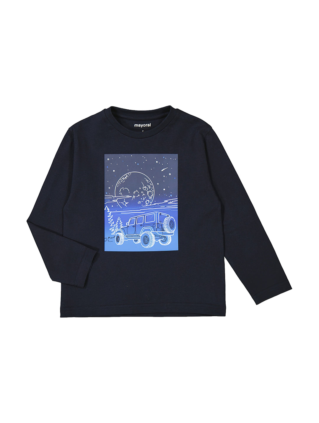 Camiseta de manga larga azul oscuro con estampado frontal de un vehículo bajo la luna y estrellas.