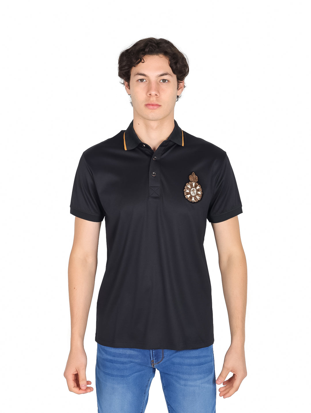 Hombre vistiendo playera polo color negro de marca Platini con detalles dorados en el cuello y escudo frontal.