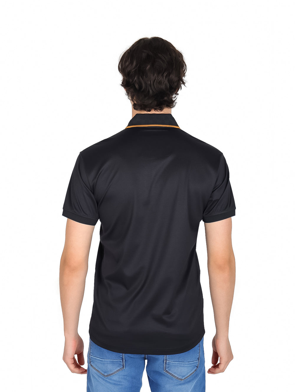 Hombre vistiendo playera polo color negro de marca Platini con detalles dorados en el cuello y escudo frontal.