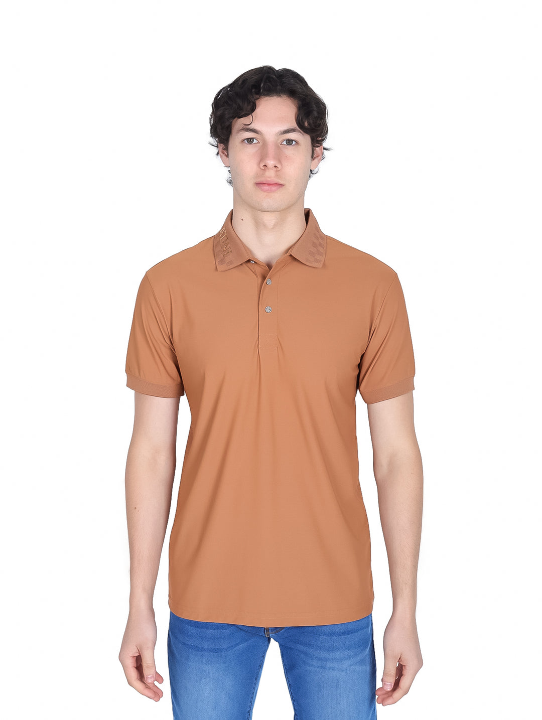 Hombre vistiendo una playera polo de color marrón con cuello y manga corta.