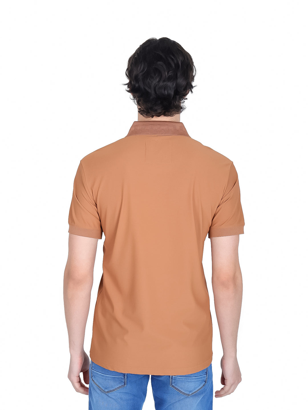 Hombre vistiendo una playera polo de color marrón con cuello y manga corta.