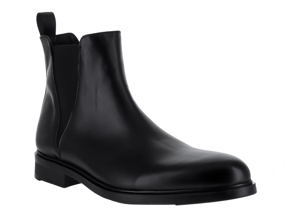 Bota tipo Chelsea de color negro con acabado brillante y elástico lateral.