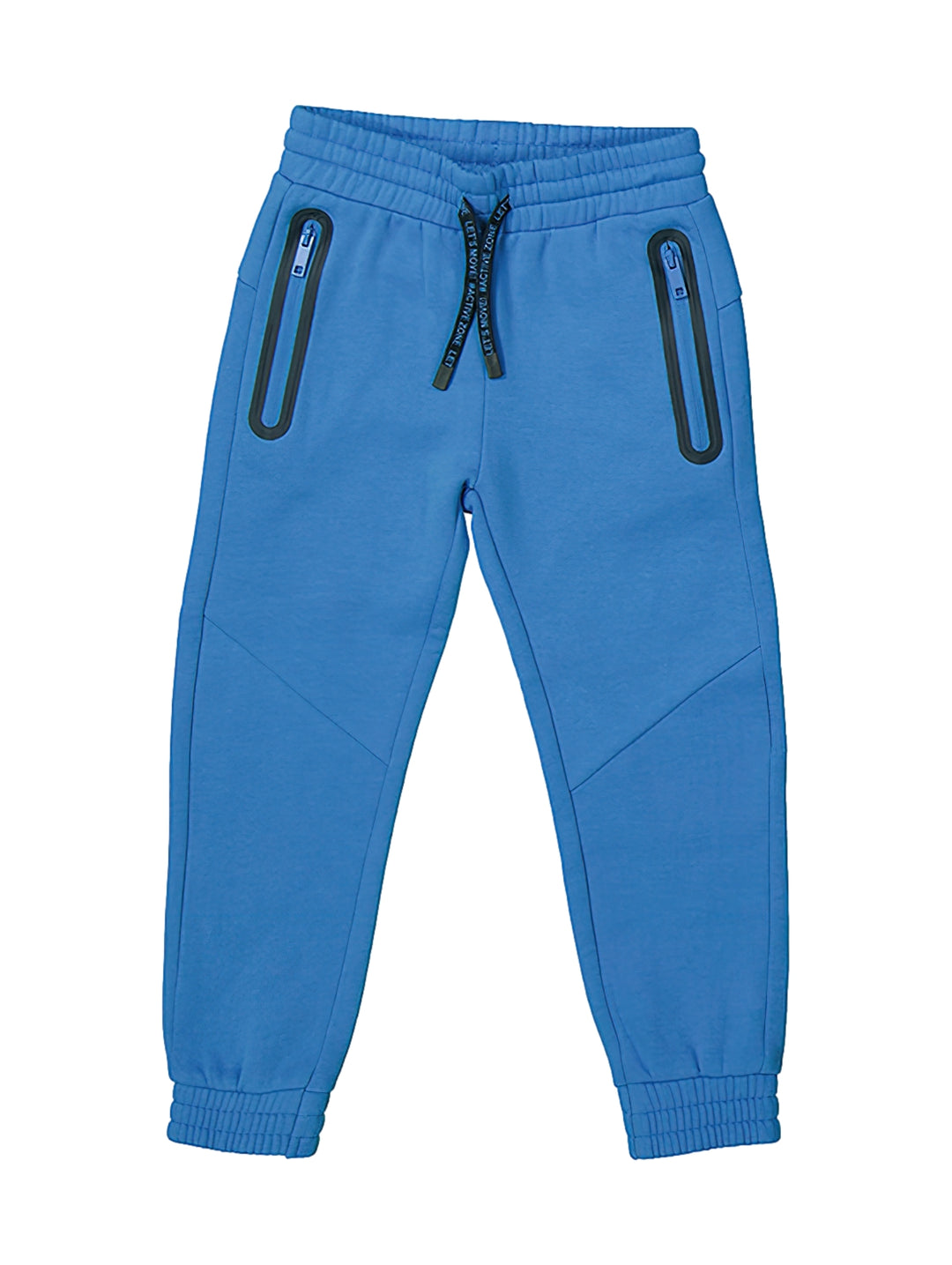 Pantalón deportivo color cerúleo para niño con cintura elástica y bolsillos laterales con cierre negro.