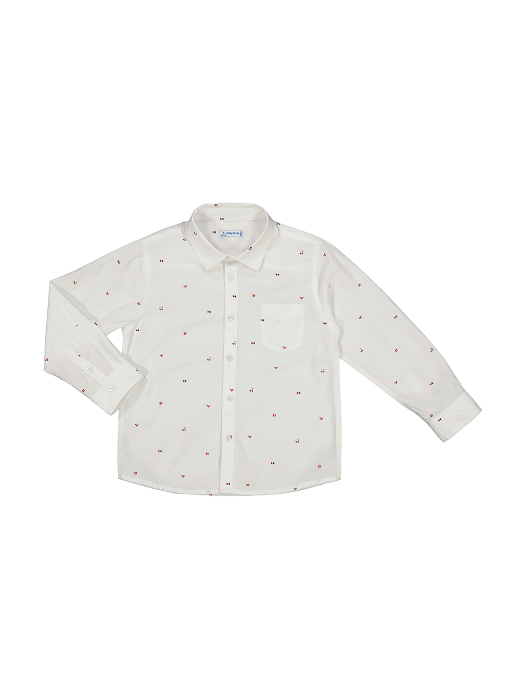 Camisa blanca de manga larga para niño con pequeño estampado rojo y bolsillo frontal.