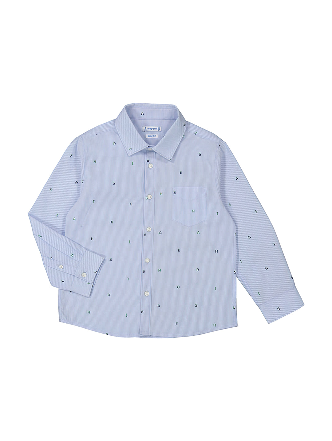 Camisa celeste de manga larga para niño con estampado discreto de letras y un bolsillo frontal.