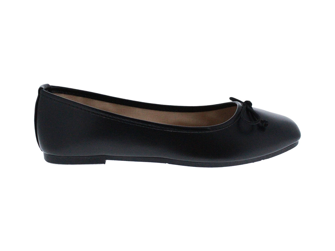 Zapato plano tipo balerina color negro con un pequeño moño decorativo en la punta.