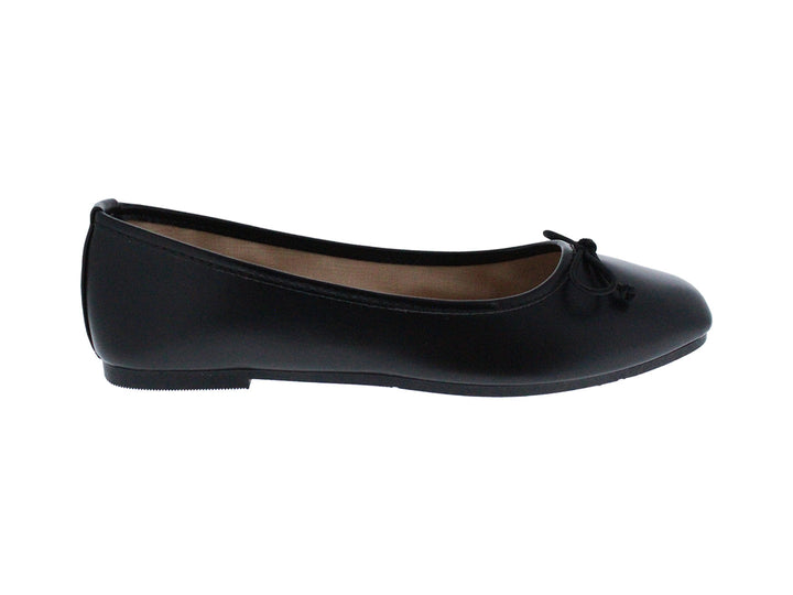 Zapato plano tipo balerina color negro con un pequeño moño decorativo en la punta.