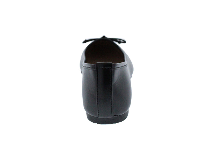 Zapato plano tipo balerina color negro con un pequeño moño decorativo en la punta.