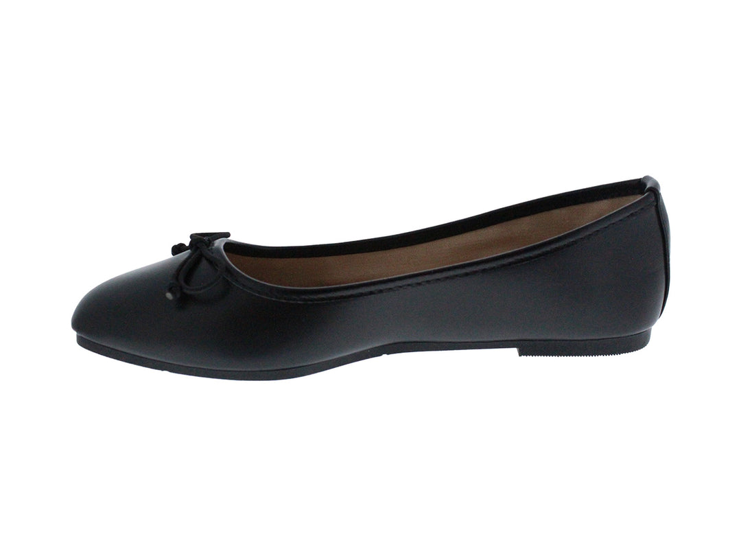 Zapato plano tipo balerina color negro con un pequeño moño decorativo en la punta.