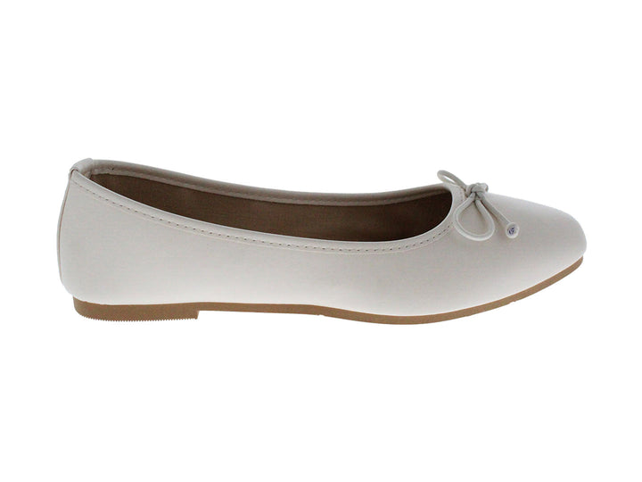 Zapato plano color beige para mujer con detalle de moño en la punta.