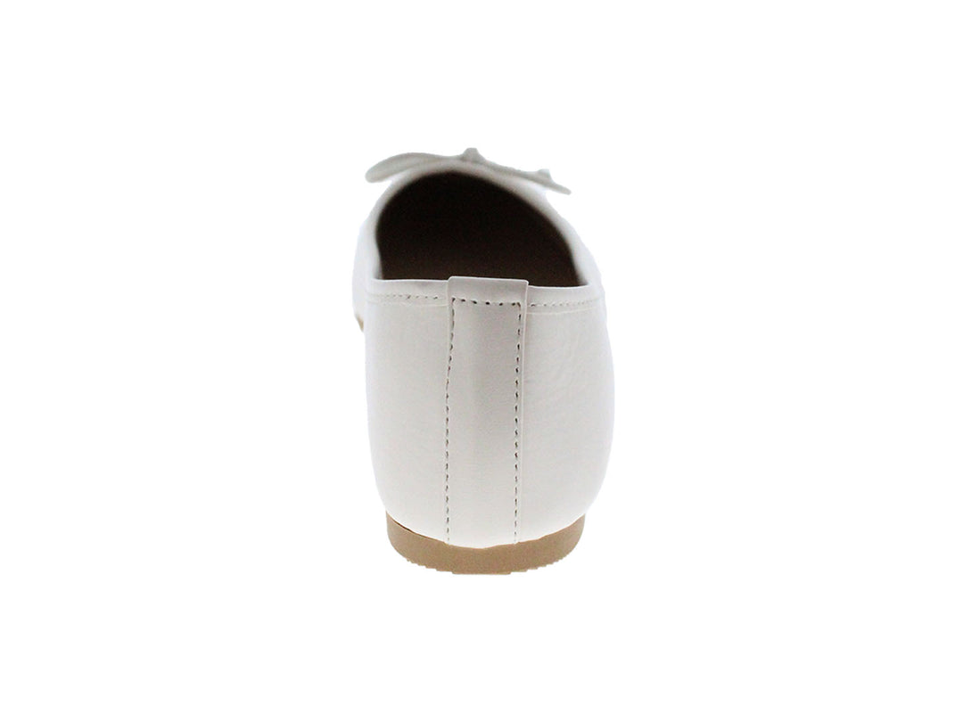 Zapato plano color beige para mujer con detalle de moño en la punta.