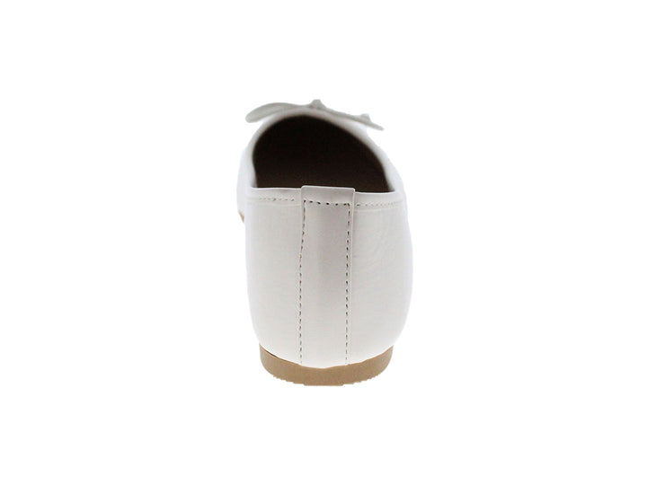 Zapato plano color beige para mujer con detalle de moño en la punta.