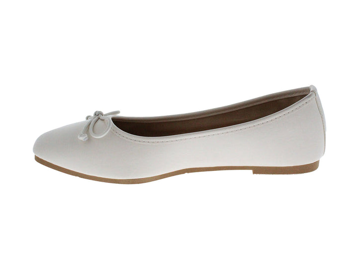 Zapato plano color beige para mujer con detalle de moño en la punta.
