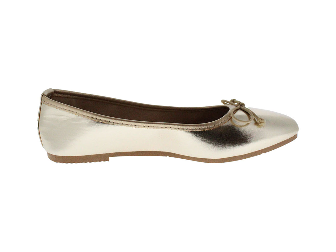 Zapato plano color oro con un pequeño moño decorativo en la parte superior.