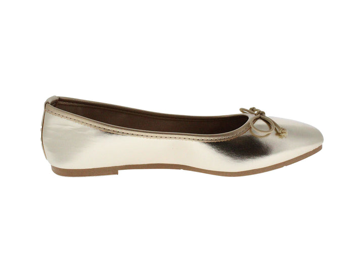 Zapato plano color oro con un pequeño moño decorativo en la parte superior.