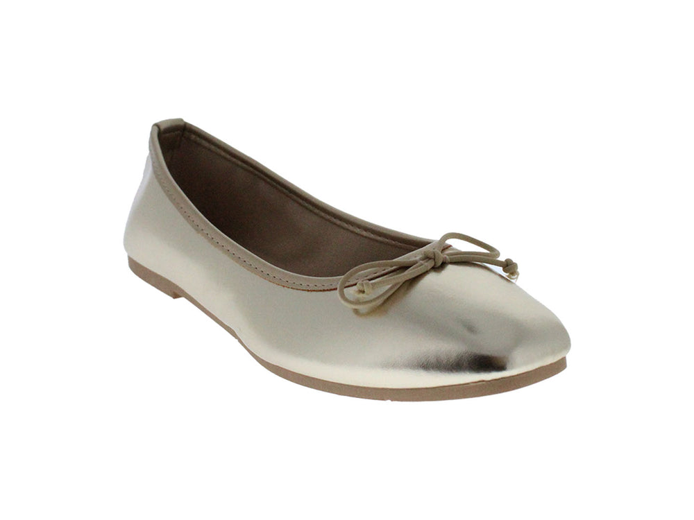 Zapato plano color oro con un pequeño moño decorativo en la parte superior.