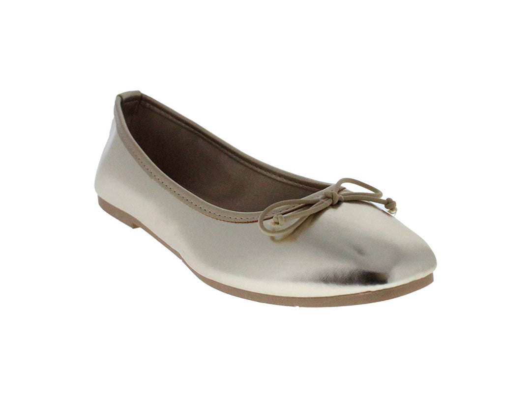 Zapato plano color oro con un pequeño moño decorativo en la parte superior.