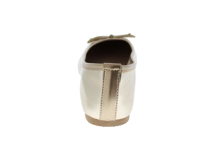 Zapato plano color oro con un pequeño moño decorativo en la parte superior.