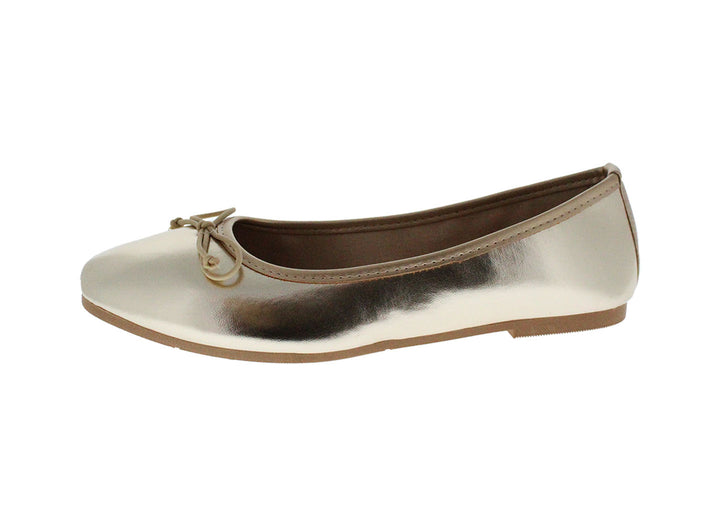 Zapato plano color oro con un pequeño moño decorativo en la parte superior.